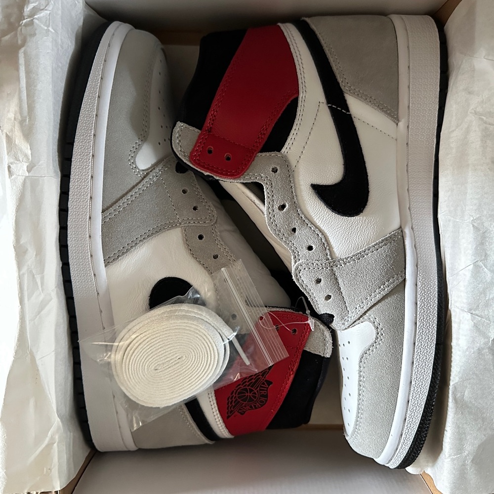 Air Jordan 1 OG High Light Smoke Grey Varsity Red